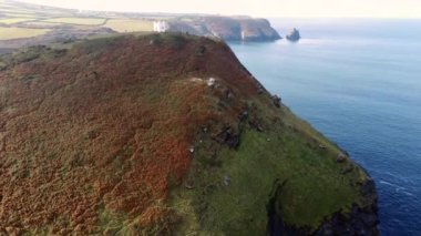 Cornwall 'daki Boscastle' a doğru hava manzarası beyaz gözcü uçağıyla İngiltere 