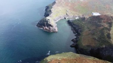 Cornwall 'daki Boscastle' a doğru hava manzarası beyaz gözcü uçağıyla İngiltere 