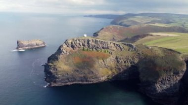 Cornwall 'daki Boscastle' a doğru hava manzarası beyaz gözcü uçağıyla İngiltere 