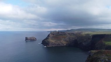 Cornwall 'daki Boscastle' a doğru hava manzarası beyaz gözcü uçağıyla İngiltere 