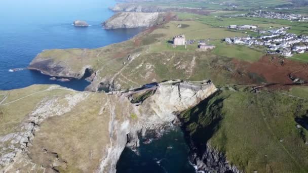 Voo Sobre Tintagel Com Lendas Arthur Merlin Espada Pedra Cornwall — Vídeo de Stock