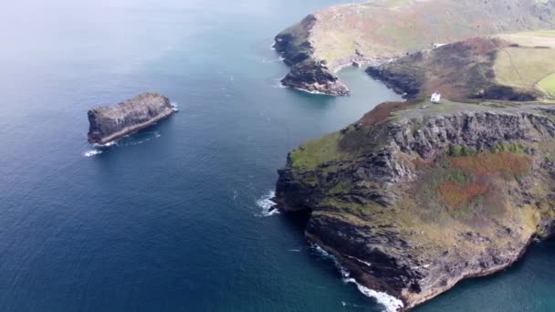 Vista Aérea Para Boscastle Cornualha Inglaterra Com Vigia Branca Edifício — Vídeo de Stock