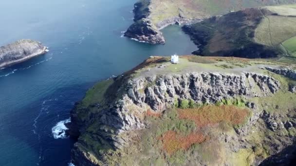 Vanuit Lucht Richting Boscastle Cornwall England Met Witte Uitkijktoren Drone — Stockvideo