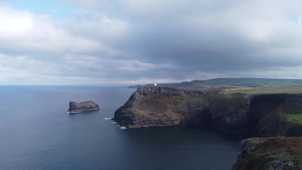 英国コーンウォールのボスキャッスルに向かって空中からの眺め白い展望台のドローンで — ストック動画