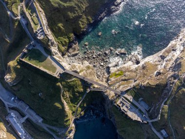 RIBA yarışmasının bir parçası olan Tintagel Köprüsü İngiltere Cornwall 