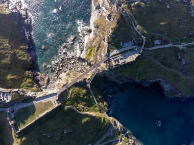 RIBA yarışmasının bir parçası olan Tintagel Köprüsü İngiltere Cornwall 