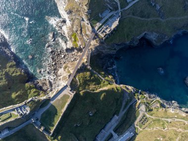RIBA yarışmasının bir parçası olan Tintagel Köprüsü İngiltere Cornwall 