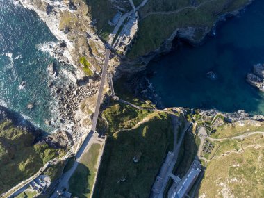 RIBA yarışmasının bir parçası olan Tintagel Köprüsü İngiltere Cornwall 