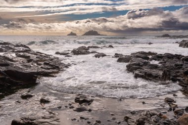 Rahipler Cornwall Burnu yakınlarında İngiltere 'nin deniz kenarı Cornish 