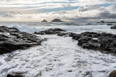 Rahipler Cornwall Burnu yakınlarında İngiltere 'nin deniz kenarı Cornish 
