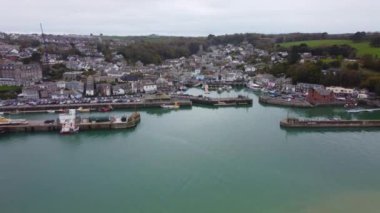Padstow balıkçı limanı Cornwall İngiltere 'ye doğru uç. 