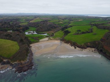 Cornwall İngiltere yakınlarındaki Porthluney plajı. 