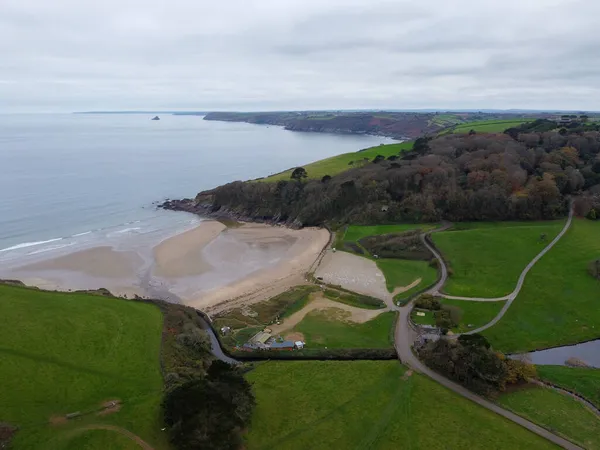 Cornwall İngiltere yakınlarındaki Porthluney plajı. 