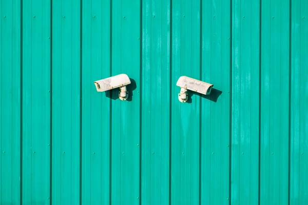 Close Shot Security Cameras Green Wall Background — Stockfoto