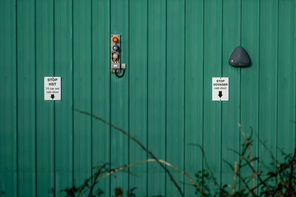 Warning Traffic Lights Green Wooden Wall — Stockfoto