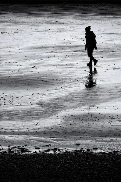 Dramatisk Svart Och Vit Bild Silhuett Person Promenader Sandstrand — Stockfoto