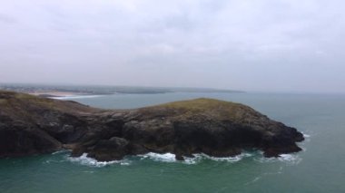 kayalık sahil kenarı, Cornwall, İngiltere, yavaş çekim video