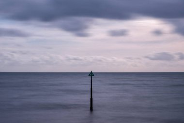 Gökyüzünde büyük bir deniz feneri olan güzel bir manzara.