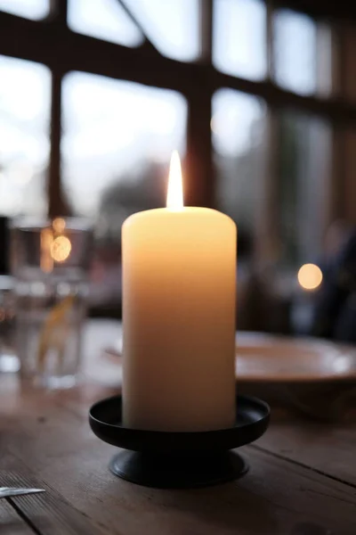 Kerze Auf Einem Tisch Angezündet — Stockfoto