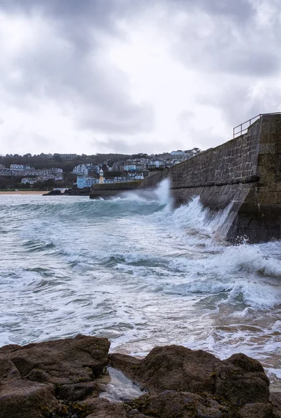 Ives Harbour Wall Waves Cornwall — Foto de Stock