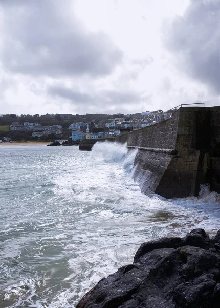 Ives Harbour Wall Waves Cornwall — Foto de Stock