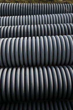 kıvrımlı gri plastik boru yığını 