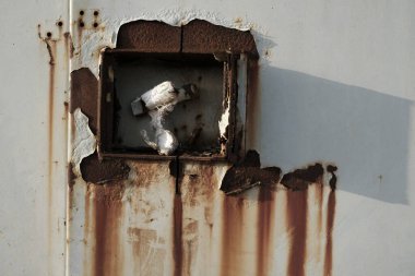 Paslı beyaz kapı kahverengisi 