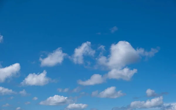 Błękitne Niebo Białe Opuchnięte Chmury — Zdjęcie stockowe