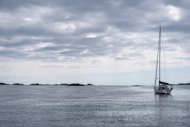 Scilly 'nin Saint Martinleri' nin yatı. Arka planda doğu adaları var.