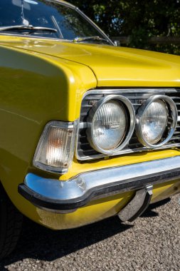Sarı Ford Cortina farları 