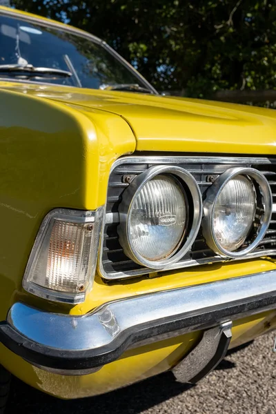 Luzes Cabeça Amarelo Ford Cortina — Fotografia de Stock