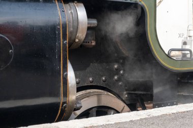 buhar treni tekerlekleri kapanıyor. 