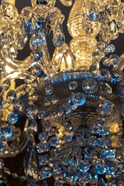 Tavandaki avize yakın çekim 