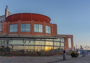 Göteborg, İsveç - 9 Haziran 2021: Akşam karanlığında İsveç 'in batı kıyısındaki opera binası pencerelerde günbatımının yansımasıyla