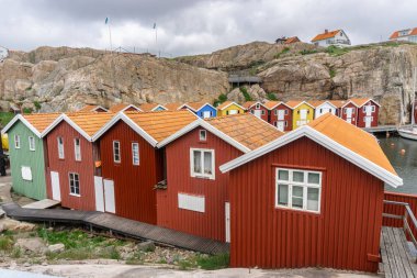 Smogen, İsveç - 9 Haziran 2021 İsveç 'in batı kıyısında renkli küçük kulübeleri olan bir körfez