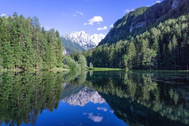 Jezersko, Slovenya - 19 Ağustos 2021: Jezersko Gölü ve göldeki dağların yansıması ve farklı renkler