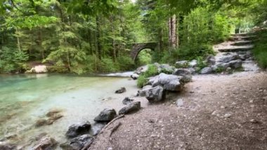 Kamnik, Slovenya - 29 Temmuz 2021: Slovenya 'da Bistrica Nehri, köprü ve köprüden geçen bir bisikletçi