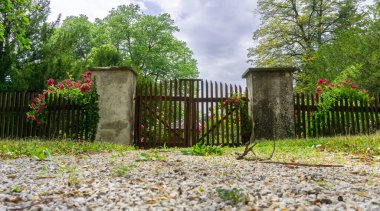 Lukovica, Slovenya - 5 Temmuz 2021: Ahşap çitlerle çevrili bahçeye bakın