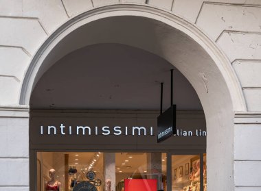 Locarno, İsviçre - 29 Aralık 2021: Intimissimi, İtalyan markası kemerin altında.