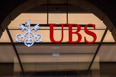 Zürih, İsviçre - 30 Aralık 2021: USB, Zürih, İsviçre - 30 Aralık 2021: İsviçre merkezli ve İsviçre merkezli çok uluslu yatırım bankası UBS 'nin Logotype' si