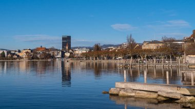 Zug, İsviçre - 31 Aralık 2021: Güneşli bir kış gününde İsviçre 'nin Zug kantonundaki Zug şehrine bakın