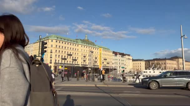 Popołudniowe Godziny Szczytu Słoneczny Dzień Wczesną Wiosną Sztokholmie — Wideo stockowe