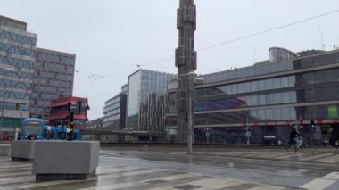 Stockholm, İsveç - 9 Nisan 2022: Karlı bir günde Stokholm 'de banliyö tramvayı