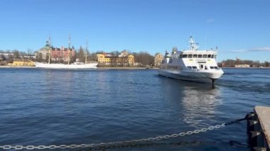 Stockholm, İsveç - 11 Nisan: Stockholm 'de bir banliyö teknesi takımadaya doğru Eski Şehir' den ayrılıyor.