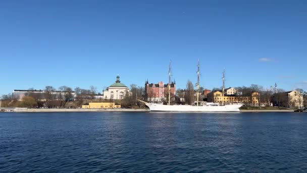 Риксдагшусет или Парламентский дом Швеции. Он расположен на острове Хельгеандсхольмен в старом городе Стокгольма Гамла. — стоковое видео