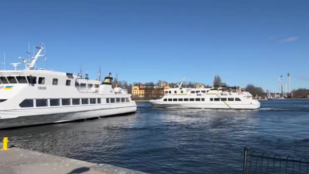 Stockholm Schweden April 2022 Pendlerboote Von Denen Eines Gerade Richtung — Stockvideo