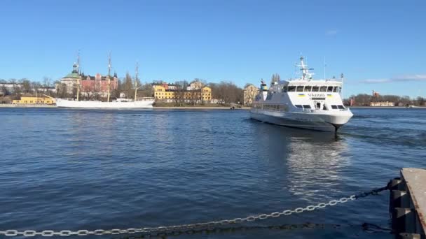 Estocolmo Suecia Abril Barco Cercanías Estocolmo Está Saliendo Del Puerto — Vídeos de Stock