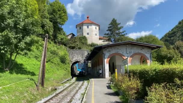 Kamnik Słowenia Września 2021 Pociąg Zbliża Się Stacji Tunelu Pod — Wideo stockowe