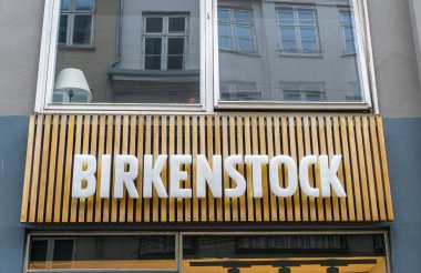 Kopenhag, Danimarka - 14 Kasım 2021: Ahşap arka plan ve Birkenstock ayakkabı markasının baş yazısı