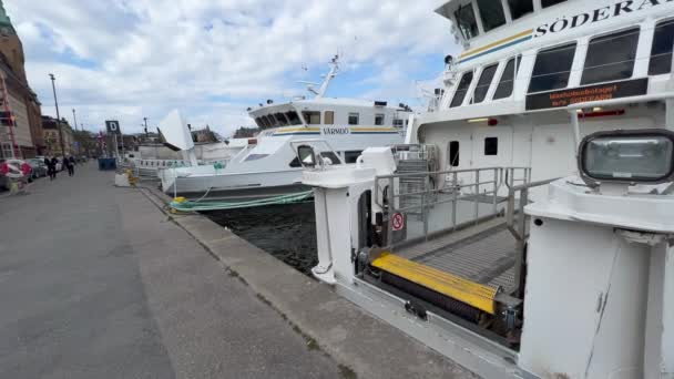 Stockholm Schweden April 2022 Verschiedene Boote Die Strand Zentrum Stockholms — Stockvideo